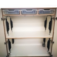 Mikroskopschrank mit Stromversorgung